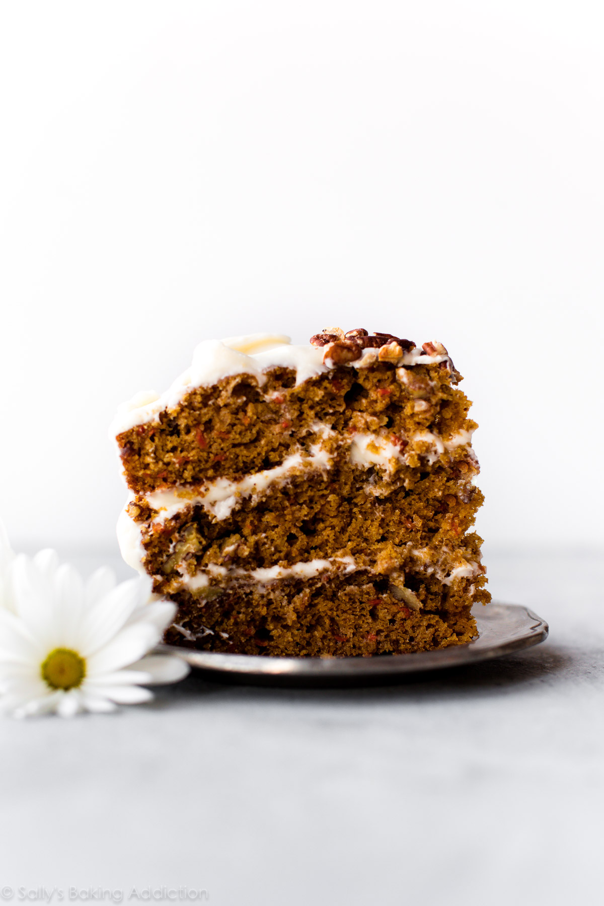 tranche de gâteau aux carottes avec glaçage au fromage à la crème sur plaque d'argent