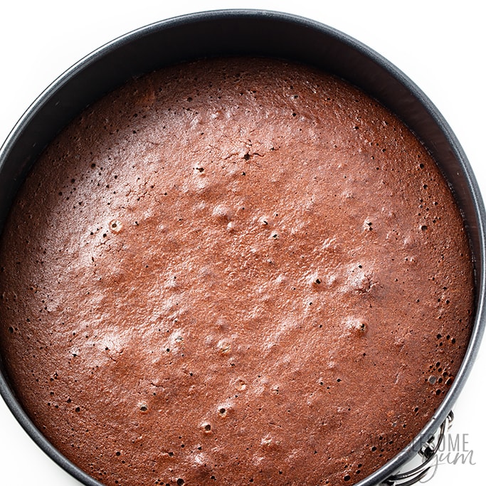 gâteau au chocolat à faible teneur en glucides dans le moule après la cuisson