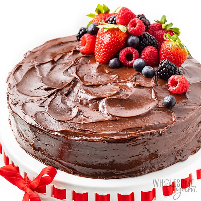 recette de gâteau au chocolat céto sur un stand de gâteau