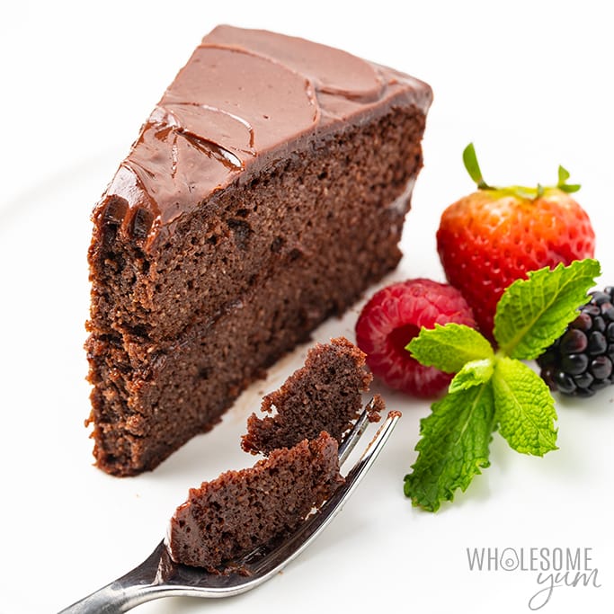 Tranche de gâteau au chocolat convivial céto avec fourchette et baies