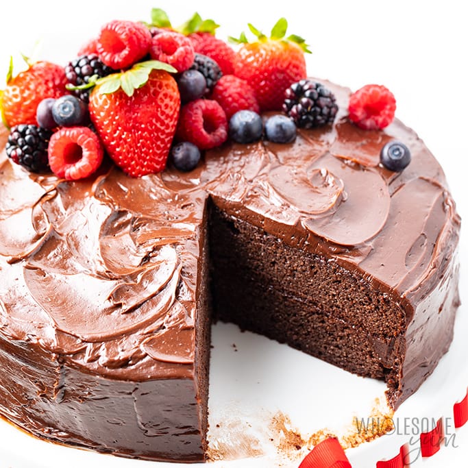recette de gâteau au chocolat céto sans sucre avec glaçage au chocolat