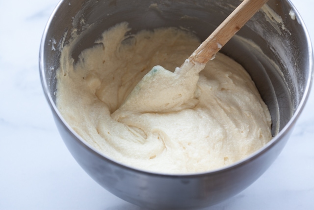 Pâte à gâteau au beurre pour faire un gâteau au beurre.