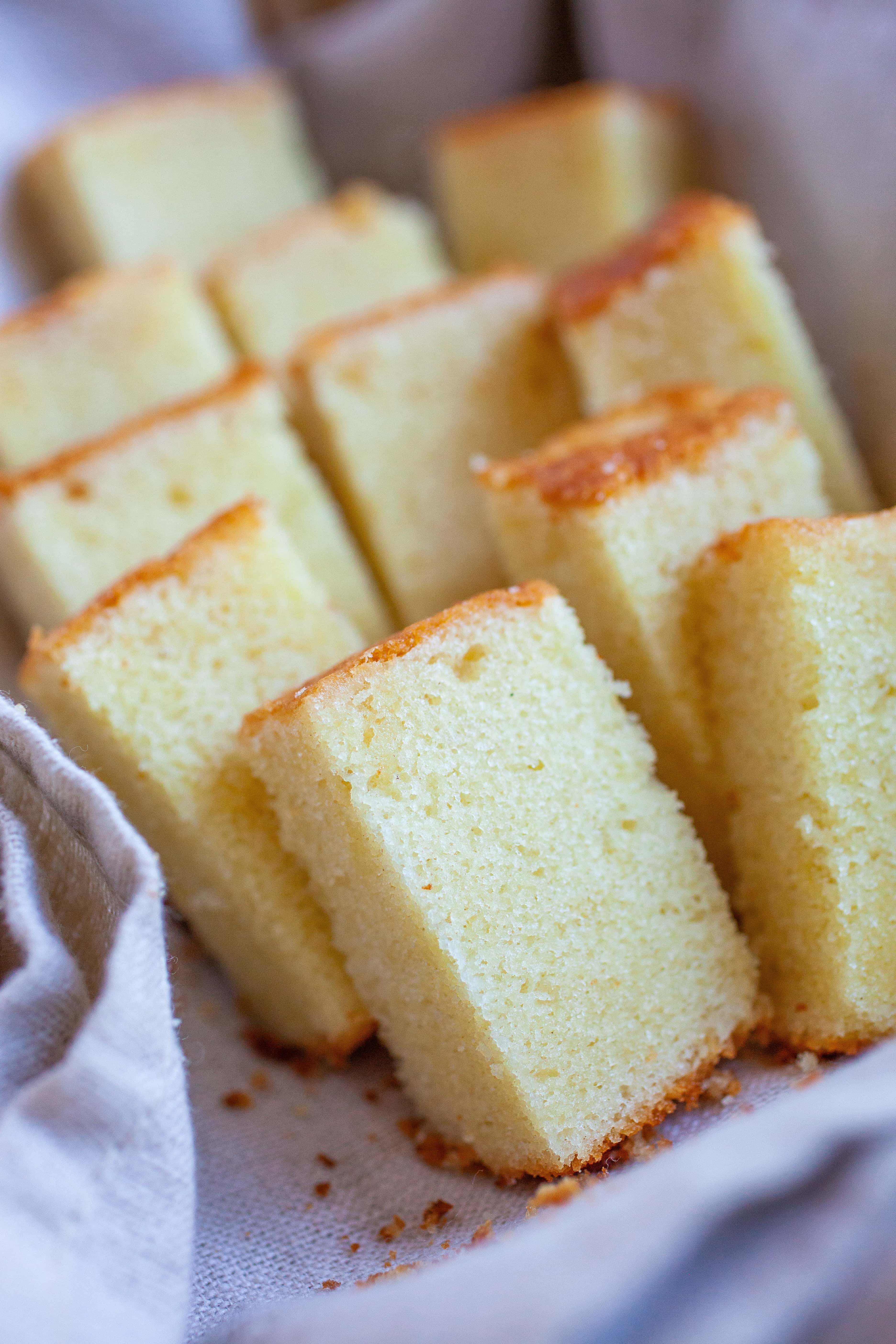 Petits morceaux de gâteau au beurre.