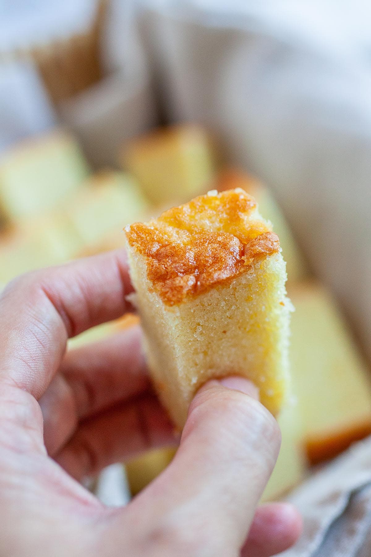 Gâteau au beurre riche, coupé en morceaux.