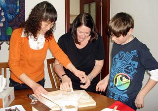 Nos invités apprennent à faire des boulettes chinoises