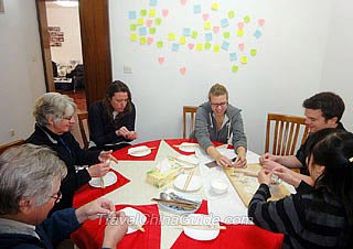 Nos invités apprennent à faire des boulettes