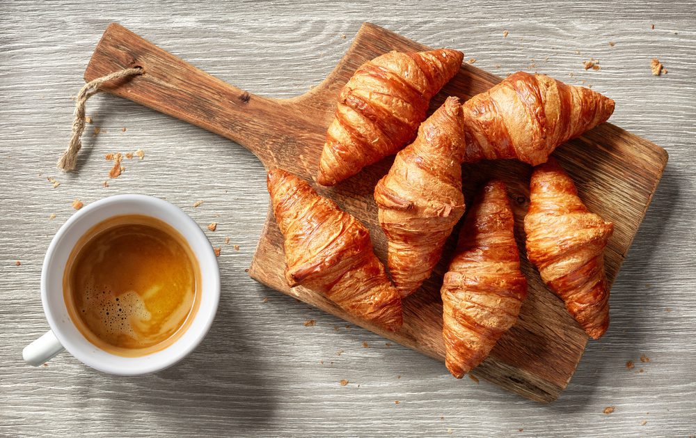croissants prêts avec une tasse de café