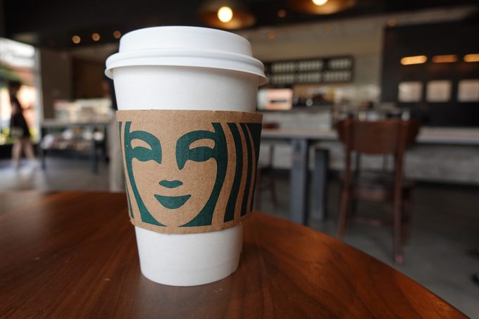 médecine ball starbucks drink cup est assis sur une table avec le café flou en arrière-plan