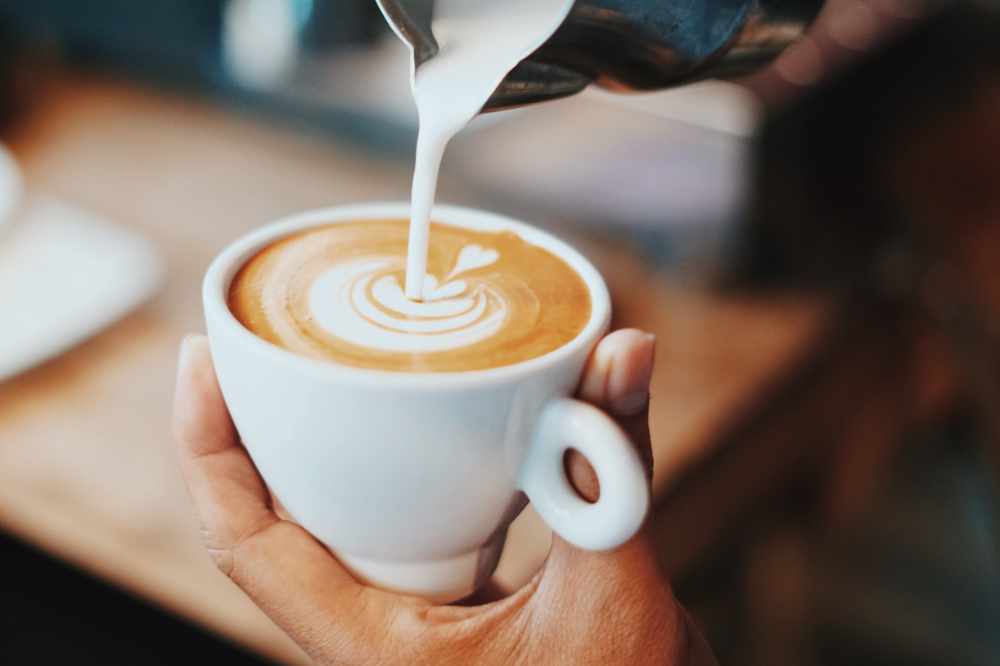 Un café au lait est versé