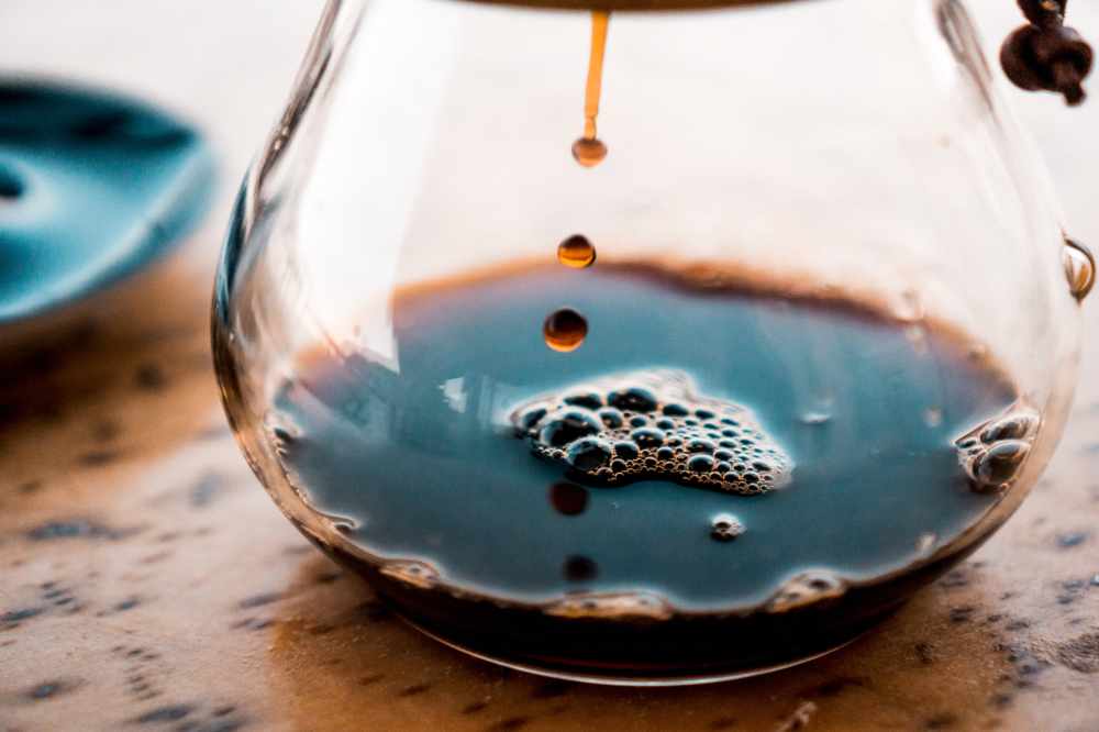 Du café dégoulinant dans un chemex