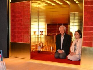 La réplique du "salon de thé doré" d'un seigneur de guerre du XVIe siècle ouvre au public au musée du Japon