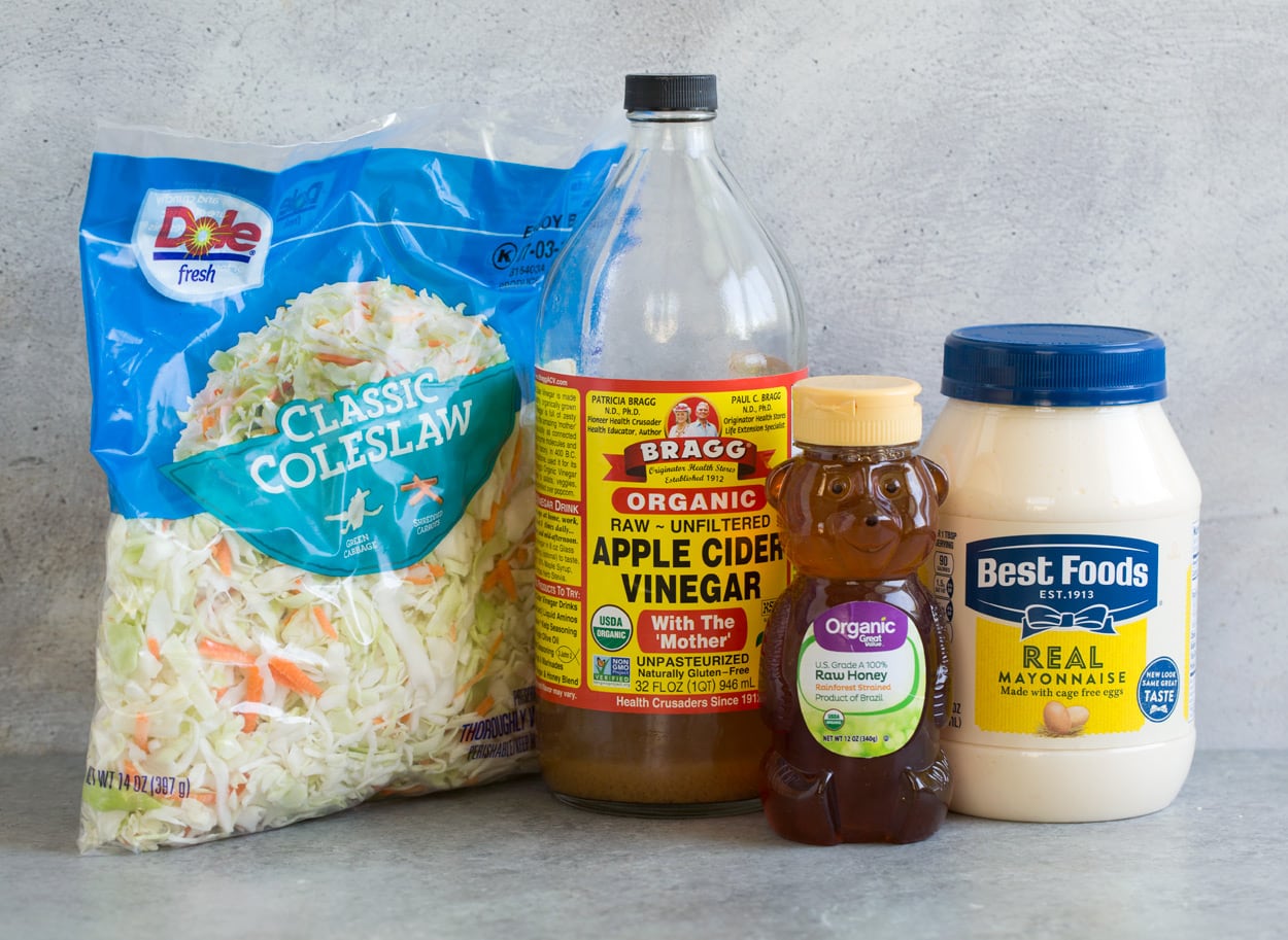 Recette de salade de chou Les ingrédients de la salade de chou sont présentés ici, notamment la mayonnaise, le miel, le vinaigre de cidre de pomme et le mélange de salade de chou.