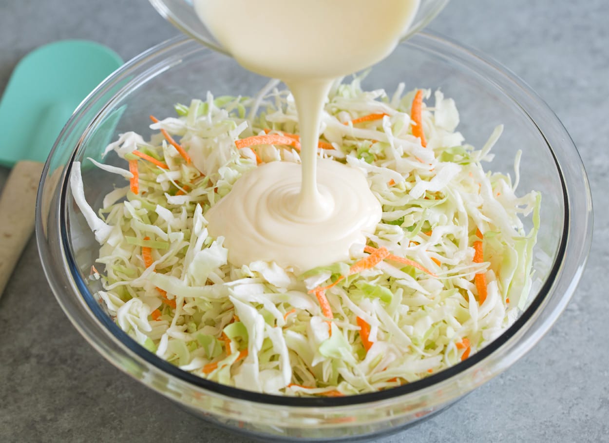Recette de salade de chou Ajouter la vinaigrette pour salade de chou à la salade de chou dans un bol à mélanger.