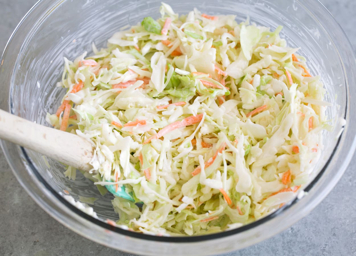 Mélanger le mélange de salade de chou et la vinaigrette dans un bol à mélanger