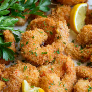 Image en gros plan de crevettes frites.