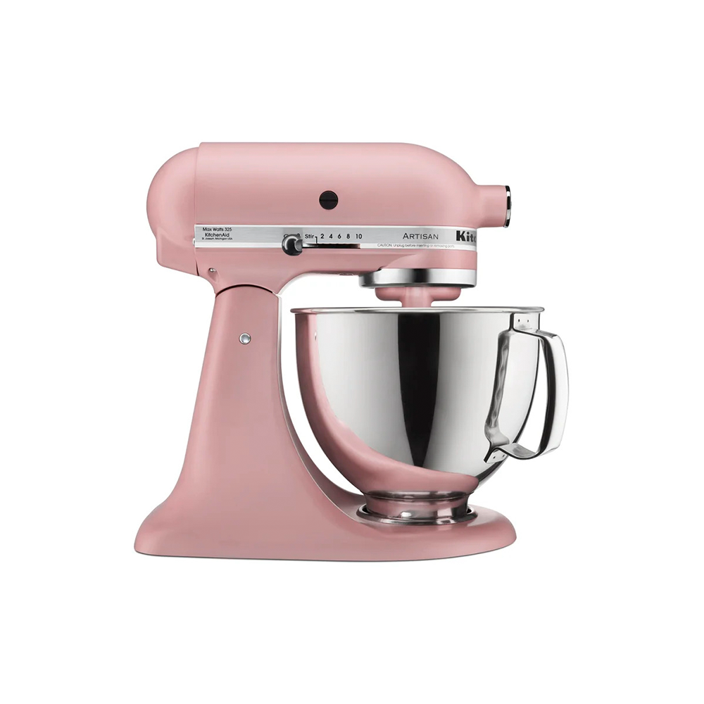 Batteur sur socle rose avec bol sur fond blanc
