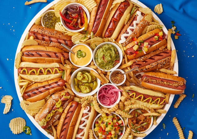 plateau plein de hot-dogs avec des garnitures amusantes