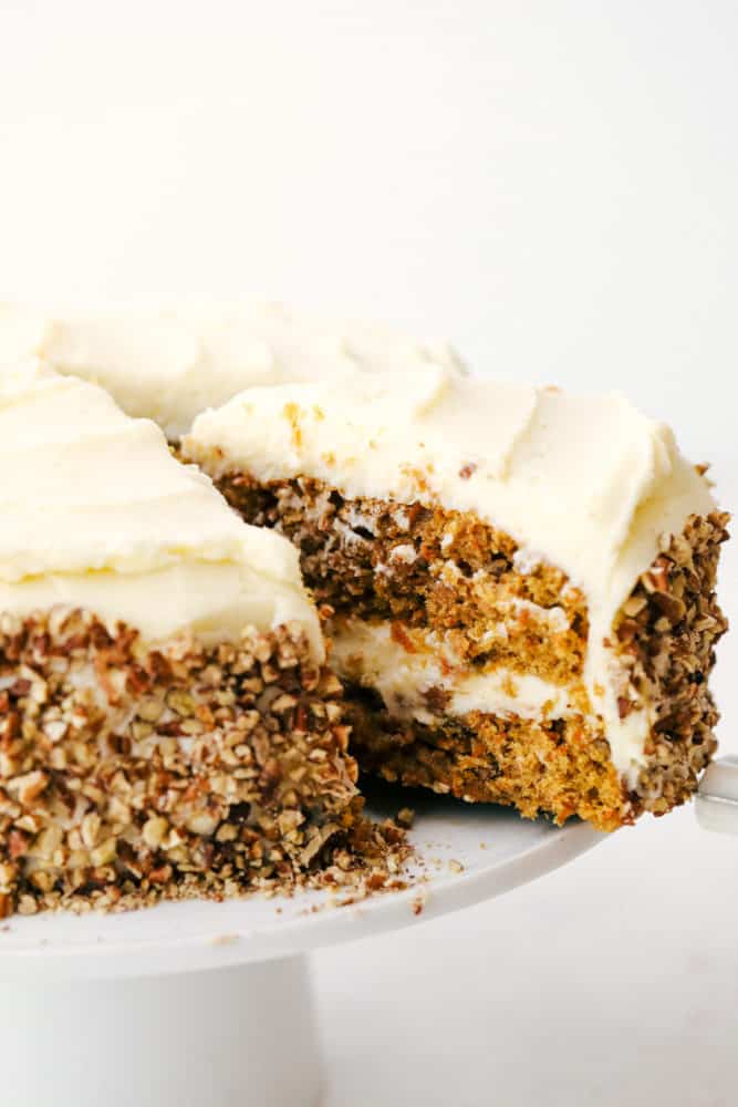 Gâteau aux carottes tranché et retiré du plateau de gâteau. 