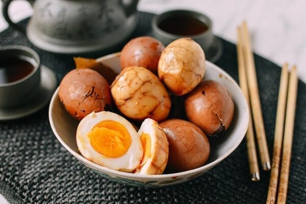Oeufs de thé chinois, par thewoksoflife.com