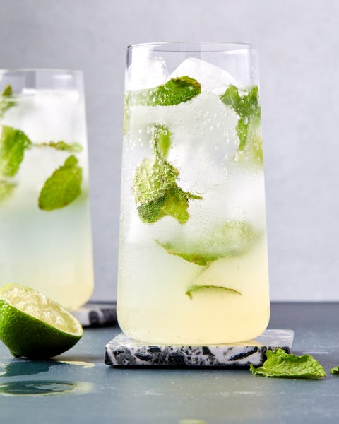 cocktail mojito avec jus de citron vert frais et feuilles de menthe