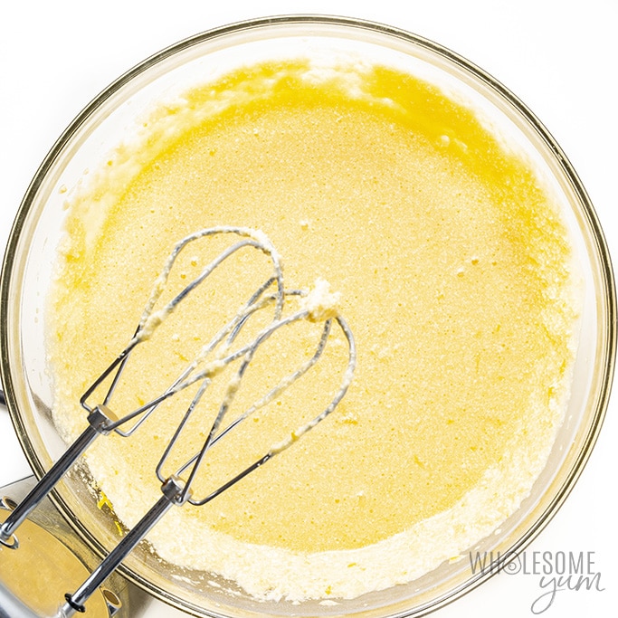 Pâte à gâteau Keto dans un bol en verre