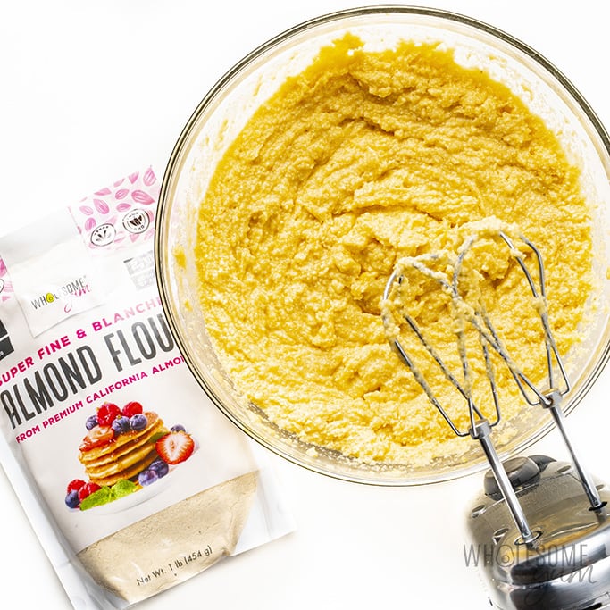 Pâte à gâteau au citron Keto dans un bol en verre