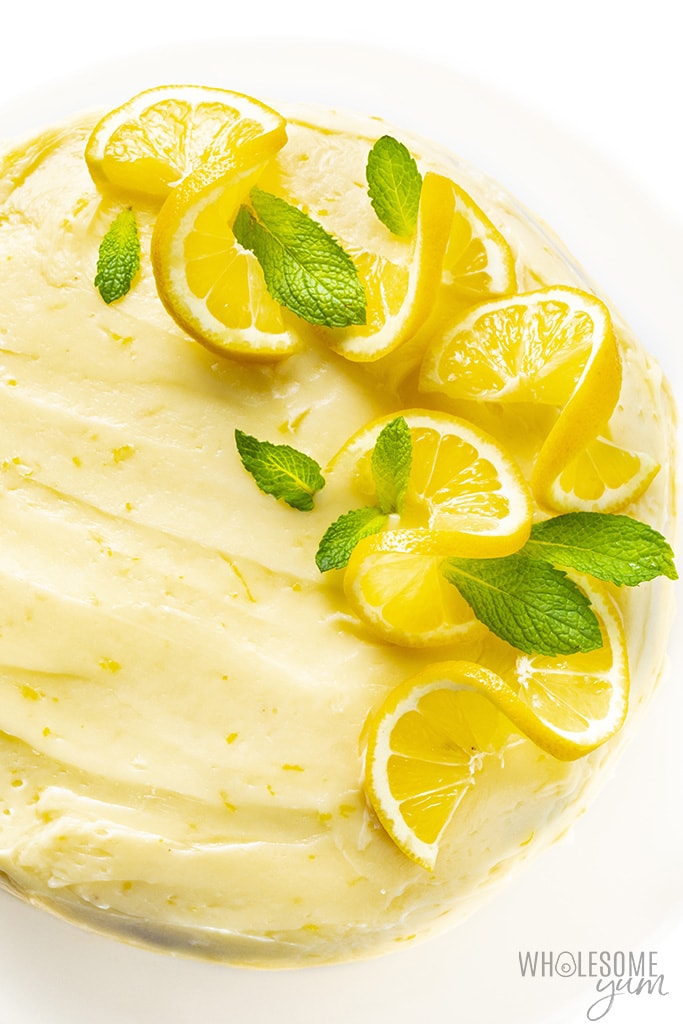 Gâteau au citron Keto avec glaçage à la crème au beurre et décorations sur le dessus