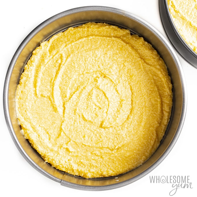 Pâte à gâteau au citron sans sucre dans une poêle avant la cuisson