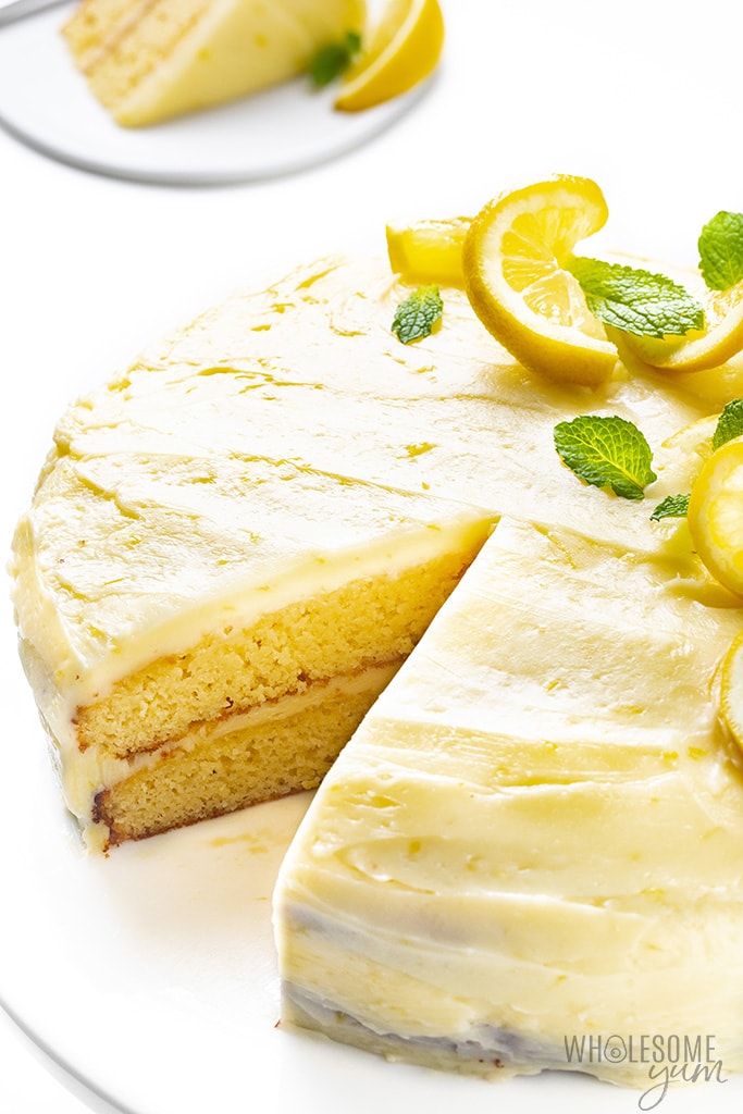 Gâteau au citron à la farine d'amande avec des tranches de citron
