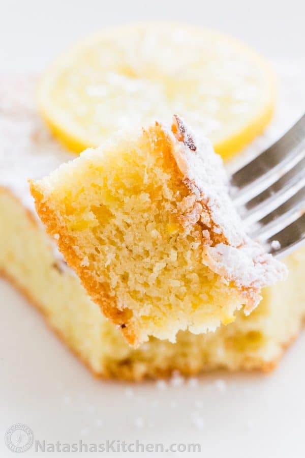 Morceau de gâteau sur une fourchette montrant la texture du gâteau à la farine d'amande douce