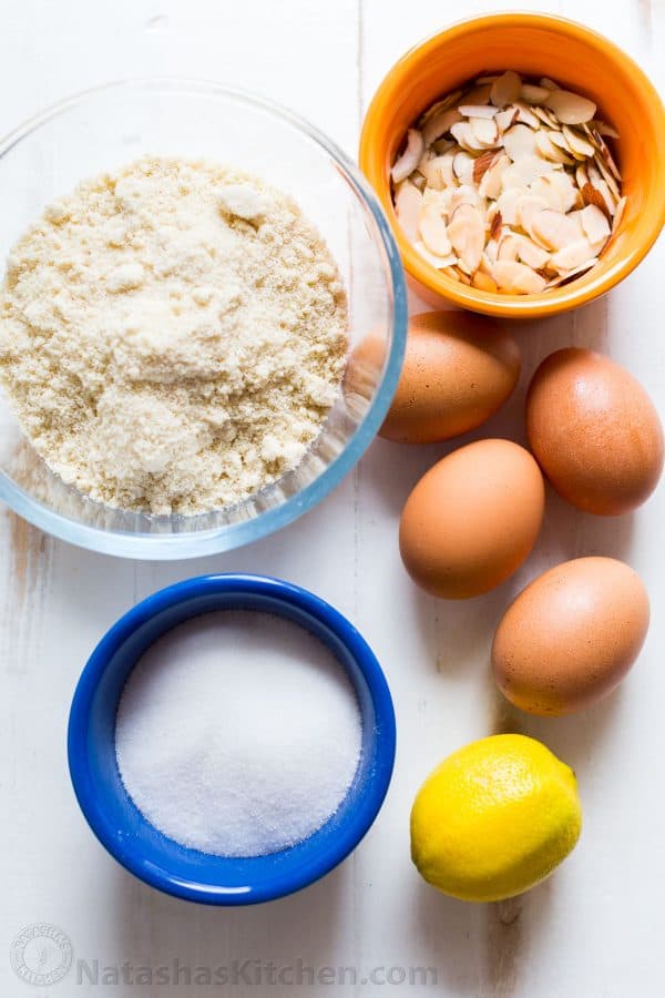 Ingrédients pour gâteau à la farine d'amande avec farine d'amande, amandes effilées, œufs, sucre et zeste de citron 