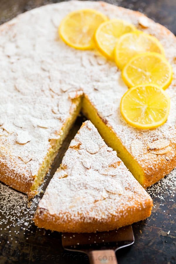 Angle de tranche de gâteau coupé du gâteau aux amandes pour servir