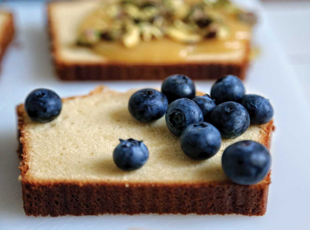 Une tranche de quatre-quarts garnie de bleuets frais
