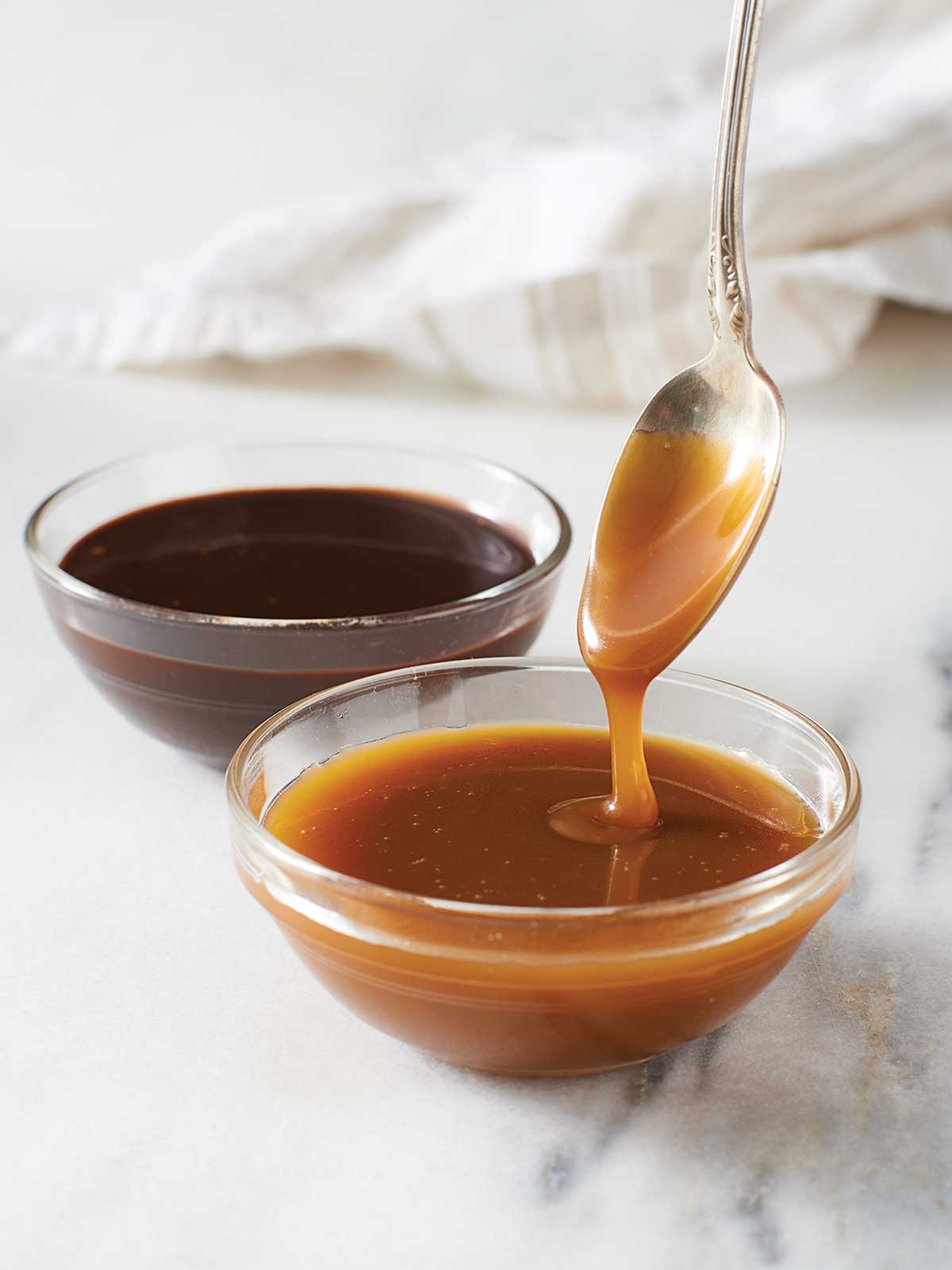 Bols de fudge chaud et sauce caramel
