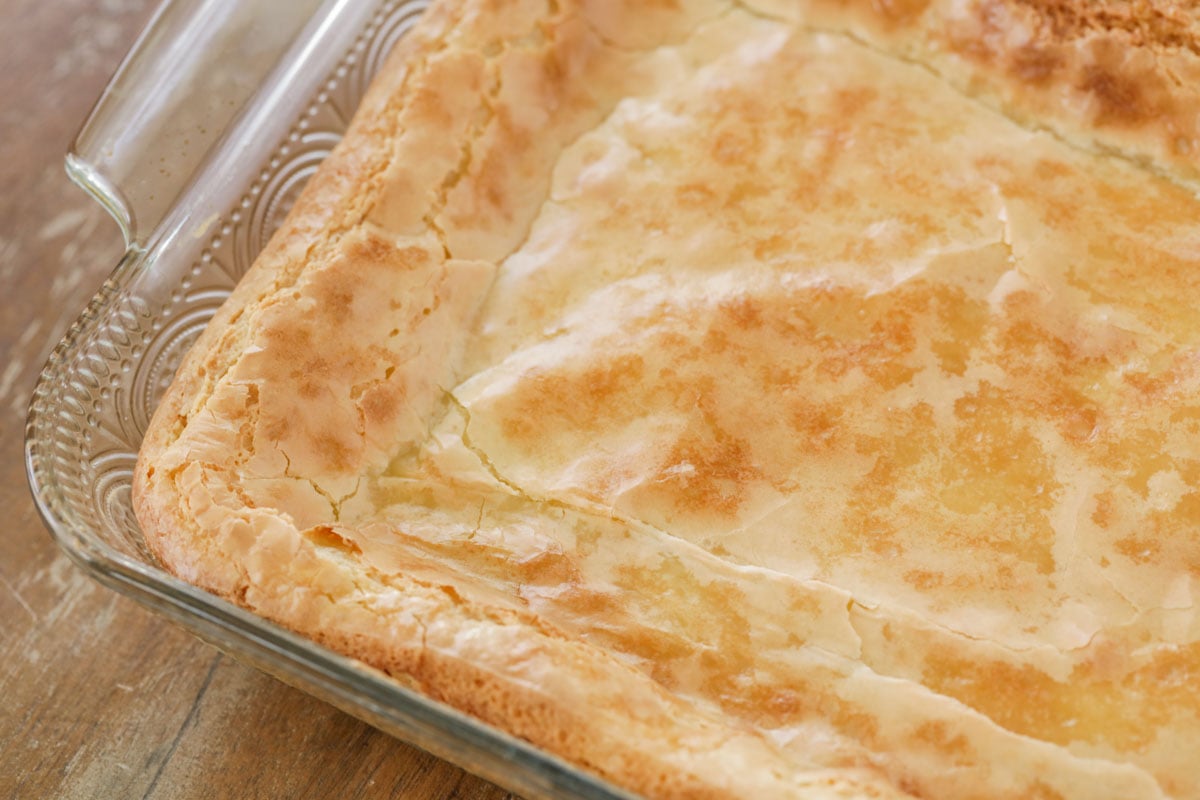 Le gâteau au beurre gluant est un dessert simple et incroyablement délicieux avec une croûte de pâte à gâteau et un dessus de fromage à la crème doux et gluant qui le rend addictif! Recette de gâteau au beurre gluant dans un plat de cuisson en verre