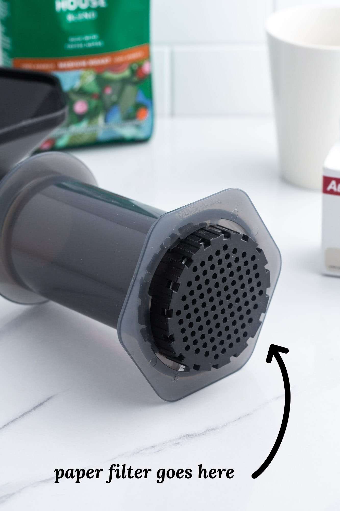 Image montrant où mettre le filtre dans un Aeropress