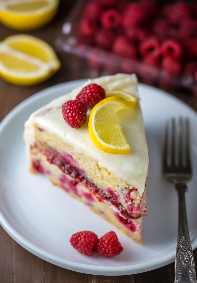 Si vous aimez les citrons et les framboises, vous allez adorer ce gâteau au citron et aux framboises !