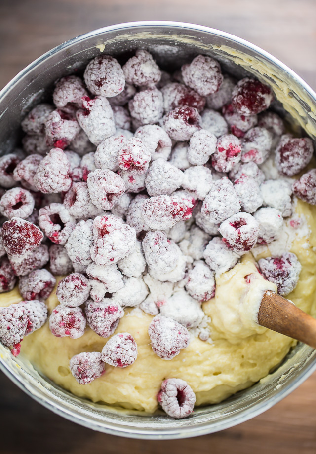 Si vous aimez les citrons et les framboises, vous allez adorer ce gâteau au citron et aux framboises !