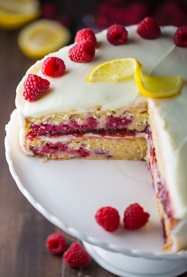 Si vous aimez les citrons et les framboises, vous allez adorer ce gâteau au citron et aux framboises !