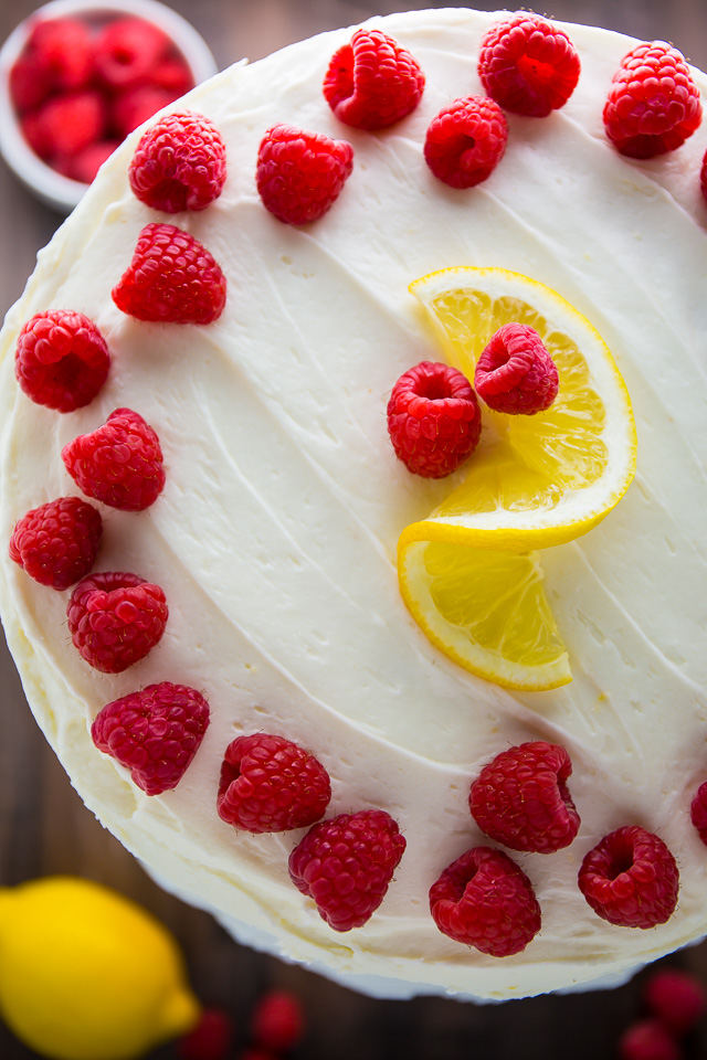 Gâteau entier au citron et aux framboises.