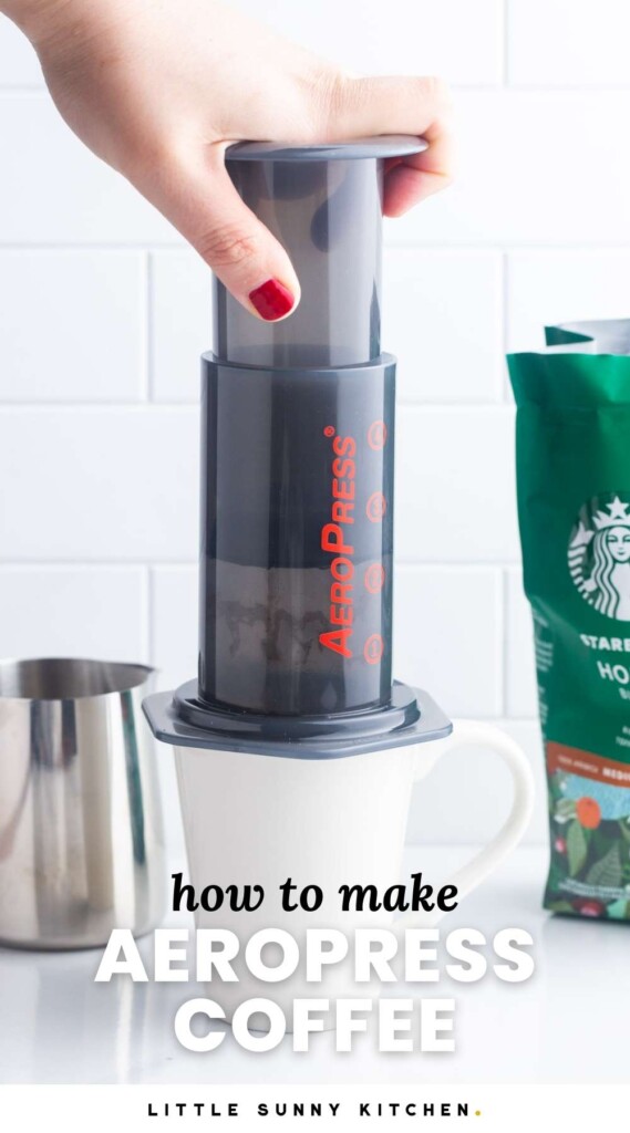 une main féminine avec des ongles rouges, utilisant un aeropress pour faire une tasse de café.