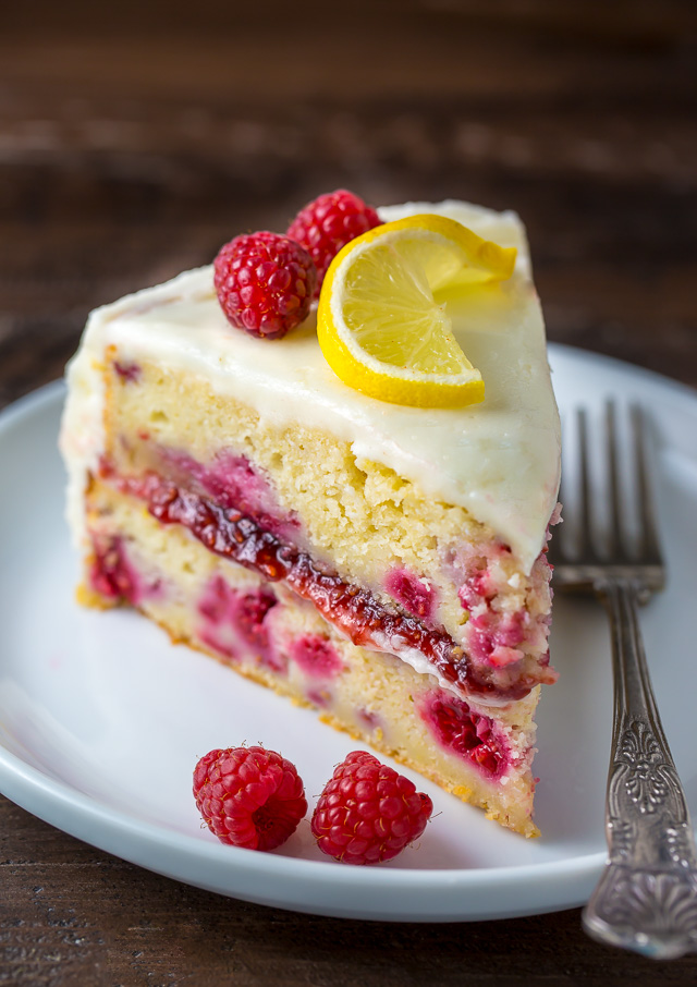 Si vous aimez les citrons et les framboises, vous allez adorer ce gâteau au citron et aux framboises !