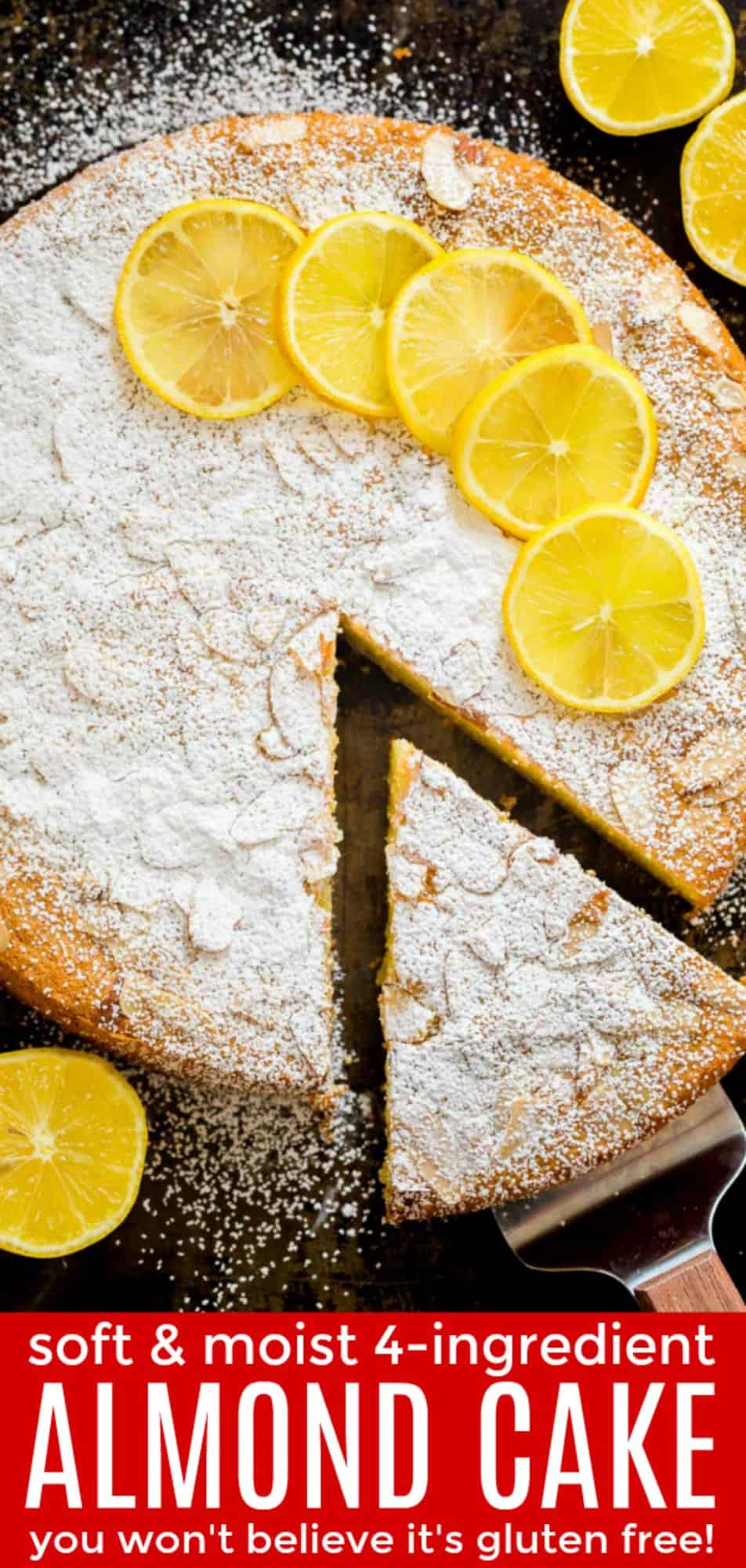 Recette de gâteau aux amandes sur la vue de dessus garnie de tranches d'amandes et de citrons avec une tranche découpée