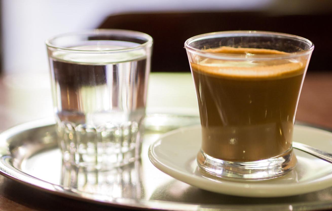 café et verre d'eau