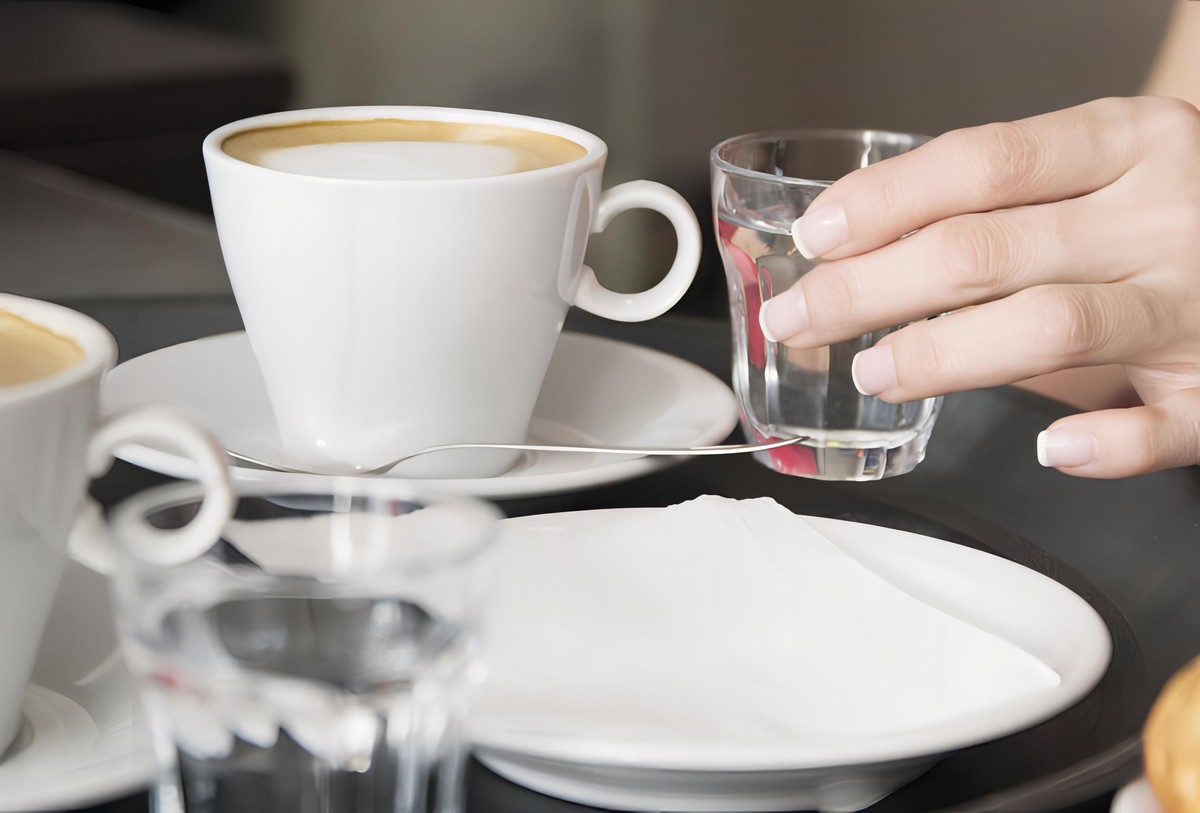 Buvez de l'eau avant le café