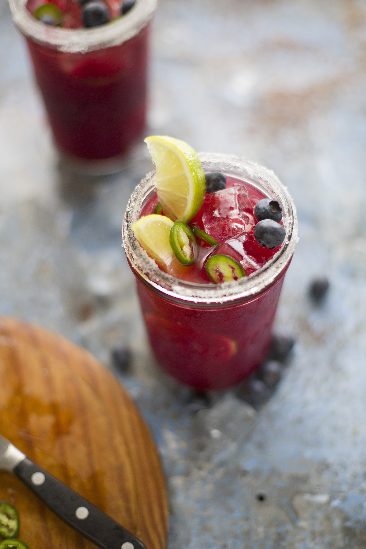 Une délicieuse margarita aux baies mélangées avec jalapeño | DrizzleandDip.com