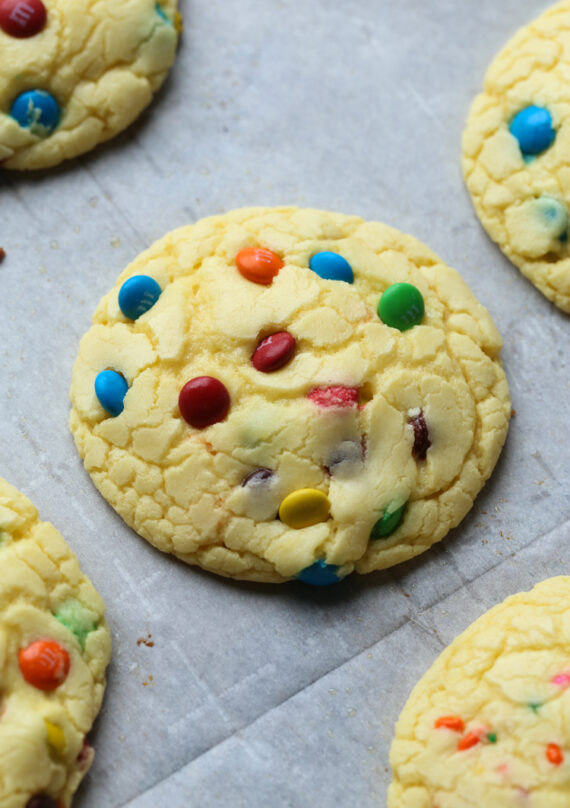 Biscuits au mélange à gâteau M&M's