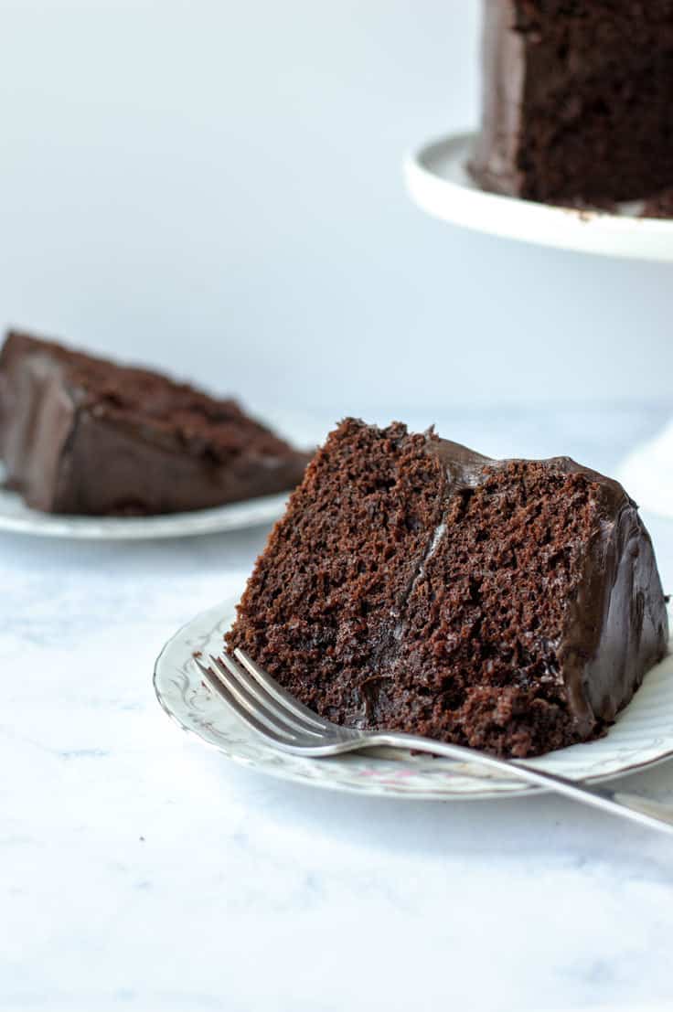 La recette ultime du gâteau au chocolat est quelque chose que vous voulez toujours avoir dans votre poche arrière.  Mais ce délicieux gâteau au chocolat provient d'un mélange à gâteau au chocolat trafiqué.  Et vos amis ou invités ne pourront jamais le dire !  #dessert #recette #chocolat #gâteau #gâteau au chocolat
