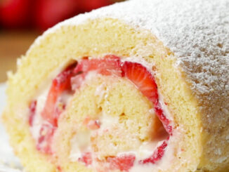 Recette de rouleau de gâteau au fromage aux fraises par Tasty