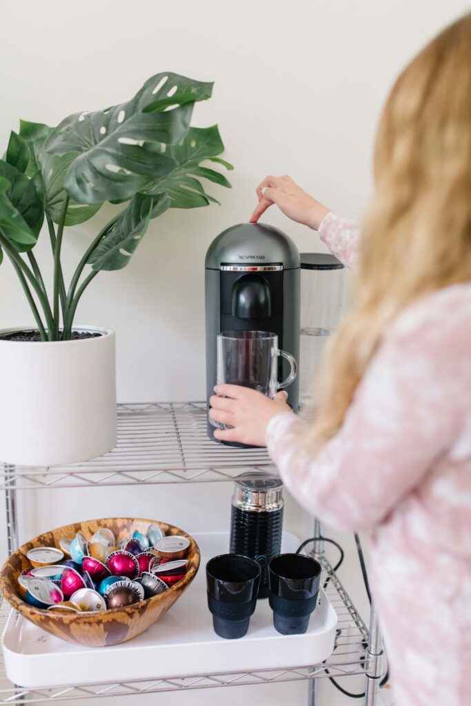 Avec notre nouvelle version, la cafetière VertuoPlus Deluxe + machine à expresso, il est encore plus facile qu'auparavant de faire du café.  Au lieu de devoir fermer le couvercle manuellement, une pression sur la poignée à l'avant ouvre ou ferme le couvercle pour vous.